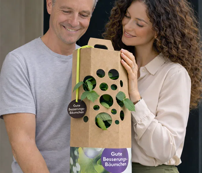 Man und Frau freuen sich ueber ein Gutebesserungs Geschenk