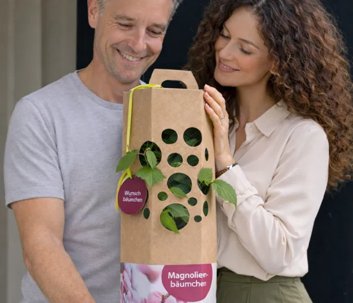 Mann und Frau kaufen Magnolienbaum