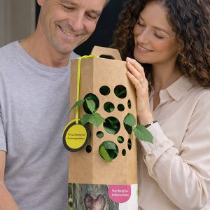 Man und Frau freuen sich über einen Hochzeitsbaum